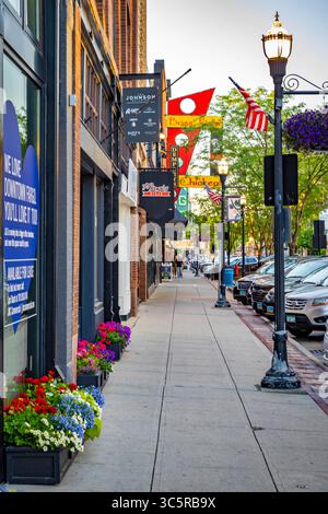 Fargo, North Dakota, Stati Uniti - 1 luglio 2025: Vivace paesaggio urbano al tramonto nel centro di Fargo Foto Stock