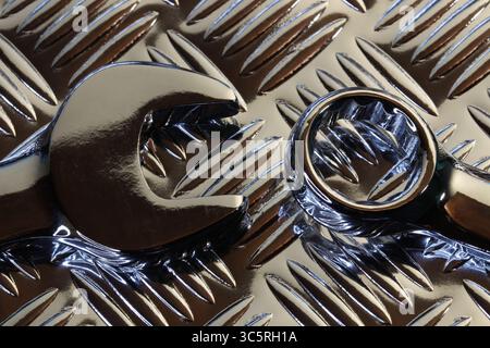 Confronto della testa della chiave cromata sulla piastra antisdrucciolo Foto Stock