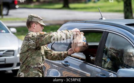 25 marzo 2020, Lewisburg, WV, Stati Uniti: I soldati della Guardia Nazionale della Virginia Occidentale distribuiscono pasti preparati per più di 3.600 studenti in età scolare in tutta la contea di Greenbrier a sostegno del COVID-19, ordini di quarantena contro il coronavirus 25 marzo 2020 a Lewisburg, Virginia Occidentale. (Immagine di credito: © Edwin L. Wriston/US Army/Planet Pix via ZUMA Wire) Foto Stock