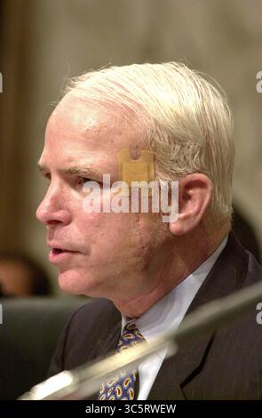 28 luglio 2000, Washington, District of Columbia, USA: Il senatore degli Stati Uniti John McCain (repubblicano dell'Arizona), presidente del Comitato per il commercio, la scienza e i trasporti del Senato degli Stati Uniti, fa una dichiarazione di apertura all'udienza di richiamo pneumatici Firestone a Washington, DD il 12 settembre 2000. Questa è stata la prima apparizione del Sen. McCain come presidente dopo il suo intervento chirurgico per il cancro ad agosto (Credit Image: © Ron Sachs/CNP via ZUMA Wire) Foto Stock