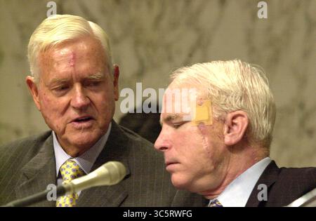 28 luglio 2000, Washington, Distretto di Columbia, USA: I senatori degli Stati Uniti Ernest F. ''Fritz'' Hollings (Democratico della Carolina del Sud), sinistra, e John McCain (Repubblicano dell'Arizona), destra, discutono la testimonianza nel richiamo degli pneumatici Firestone durante un'audizione del Comitato per il commercio del Senato degli Stati Uniti a Washington, DC il 12 settembre 2000 (immagine di credito: © Ron Sachs/CNP via ZUMA Wire) Foto Stock
