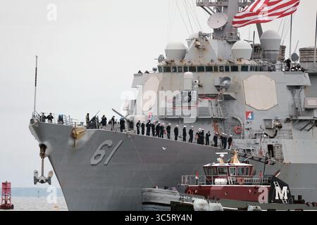 26 marzo 2020 - Norfolk, Virginia, Stati Uniti - i marinai assegnati al cacciatorpediniere missilistico guidato classe Arleigh Burke USS Ramage (DDG 61) si trovano a bordo dei binari mentre la nave torna alla base navale di Norfolk dopo la conclusione positiva di un dispiegamento di sette mesi. (Immagine di credito: © Joshua Sheppard/U.S. Navy/ZUMA Wire/ZUMAPRESS.com) Foto Stock