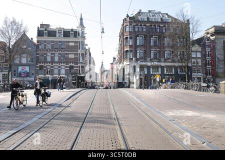 27 marzo 2020, Amsterdam, Paesi Bassi: I residenti locali praticano il distanziamento sociale e mantengono 1,5 metri nel Vondelpark vuoto il 27 marzo 2020 ad Amsterdam, Paesi Bassi. Il ministro olandese della giustizia e della sicurezza Ferdinand GrapperhausÂ ha ordinato nuove misure più severe per combattere la diffusione del coronavirus, nei parchi, nelle strade e negli spazi pubblici, le persone devono praticare il distanziamento sociale e mantenere 1,5 metri, questo per un gruppo di tre o più persone (che non sono familiari), verrà emessa una multa di 400 euro. (Immagine di credito: © Paulo Amorim/VW Pics tramite filo ZUMA) Foto Stock