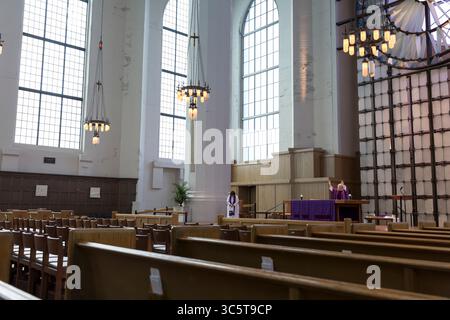 29 marzo 2020, Seattle, Washington, Stati Uniti: Il reverendo JENNIFER KING DAUGHERTY (r) recita una preghiera con il reverendo NANCY ROSS durante un servizio di Santa Eucaristia in diretta alla Cattedrale Episcopale di San Marco a Seattle domenica 29 marzo 2020. Conformemente agli orientamenti in materia di sanità pubblica, la cattedrale è chiusa al pubblico per prevenire la diffusione del virus COVID-19. Come servizio comunitario, la cattedrale sta trasmettendo il servizio in diretta streaming al fine di coinvolgere la comunità nel culto e nella preghiera. (Immagine di credito: © Paul Christian Gordon/ZUMA Wire) Foto Stock