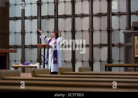 29 marzo 2020, Seattle, Washington, Stati Uniti: Il reverendo NANCY ROSS tiene un sermone durante una messa in diretta della Santa Eucaristia nella Cattedrale Episcopale di San Marco a Seattle domenica 29 marzo 2020. Conformemente agli orientamenti in materia di sanità pubblica, la cattedrale è chiusa al pubblico per prevenire la diffusione del virus COVID-19. Come servizio comunitario, la cattedrale sta trasmettendo il servizio in diretta streaming al fine di coinvolgere la comunità nel culto e nella preghiera. (Immagine di credito: © Paul Christian Gordon/ZUMA Wire) Foto Stock