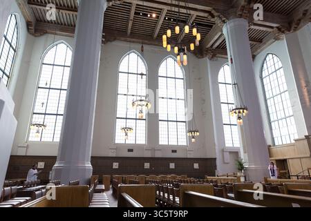 29 marzo 2020, Seattle, Washington, Stati Uniti: Il reverendo NANCY ROSS (r) recita una preghiera con il Sacristano MICHAEL SEEWER durante un servizio di Santa Eucaristia in diretta alla Cattedrale Episcopale di San Marco a Seattle domenica 29 marzo 2020. Conformemente agli orientamenti in materia di sanità pubblica, la cattedrale è chiusa al pubblico per prevenire la diffusione del virus COVID-19. Come servizio comunitario, la cattedrale sta trasmettendo il servizio in diretta streaming al fine di coinvolgere la comunità nel culto e nella preghiera. (Immagine di credito: © Paul Christian Gordon/ZUMA Wire) Foto Stock