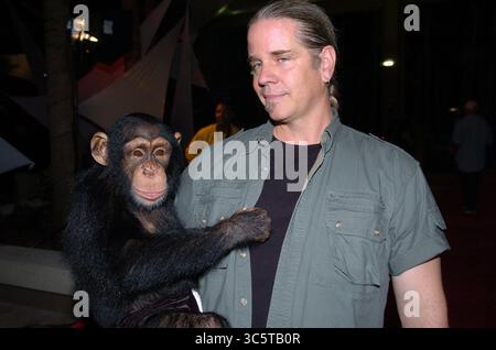 2 dicembre 2004, Miami Beach, Florida, Stati Uniti d'America: MIAMI BEACH, FL - APRILE 30: (COPERTURA ESCLUSIVA) dalla serie TV di successo Netflix Bhagavan Ã'DocÃ" Antle possiede l'Istituto per le specie molto minacciate e rare, (T.I.G.E.R.R.S.) di Myrtle Beach, South Carolina visto qui nel 2004 in una rara DocÃ immagine con Bubbles The Chimp a Miami Beach, Florida..persone: Bhagavan ÃmWire © Foto Stock