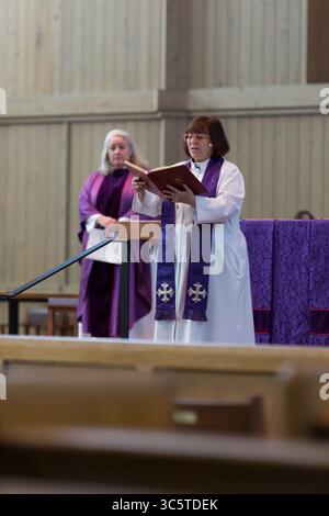 29 marzo 2020, Seattle, Washington, Stati Uniti: Il reverendo NANCY ROSS (r) tiene una lettura con il reverendo JENNIFER RE DAUGHERTY durante un servizio di Santa Eucaristia in diretta alla Cattedrale Episcopale di San Marco a Seattle domenica 29 marzo 2020. Conformemente agli orientamenti in materia di sanità pubblica, la cattedrale è chiusa al pubblico per prevenire la diffusione del virus COVID-19. Come servizio comunitario, la cattedrale sta trasmettendo il servizio in diretta streaming al fine di coinvolgere la comunità nel culto e nella preghiera. (Immagine di credito: © Paul Christian Gordon/ZUMA Wire) Foto Stock