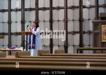 29 marzo 2020, Seattle, Washington, Stati Uniti: Il reverendo NANCY ROSS tiene un sermone durante una messa in diretta della Santa Eucaristia nella Cattedrale Episcopale di San Marco a Seattle domenica 29 marzo 2020. Conformemente agli orientamenti in materia di sanità pubblica, la cattedrale è chiusa al pubblico per prevenire la diffusione del virus COVID-19. Come servizio comunitario, la cattedrale sta trasmettendo il servizio in diretta streaming al fine di coinvolgere la comunità nel culto e nella preghiera. (Immagine di credito: © Paul Christian Gordon/ZUMA Wire) Foto Stock