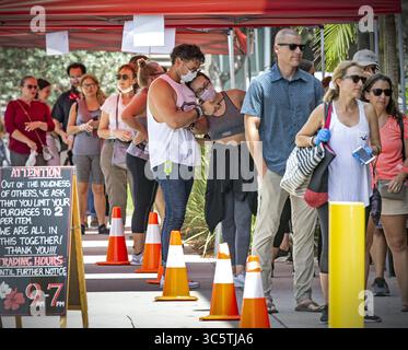 31 marzo 2020, Miami, Florida, Stati Uniti d'America: Valentina Watson si affida a Gio Watson, centro, mentre aspettano in fila per entrare nel Trader Joe's per lo shopping martedì 31 marzo 2020 a Miami. (Immagine di credito: © TNS via cavo ZUMA) Foto Stock
