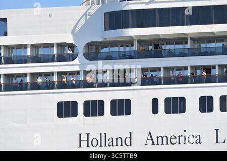 2 aprile 2020, Fort Lauderdale, Florida, Stati Uniti d'America: FORT LAUDERDALE, FL - 2 APRILE: COVID-19 - due navi da crociera colpite dal coronavirus la MS Zaandam e la MS Rotterdam sono approdate al molo di Port everglades Foirda con morti e malati a bordo dopo settimane in mare. La sig.ra Zaandam e la sig.ra Rotterdam sono navi da crociera possedute e gestite dalla Holland America Line, che prende il nome dalle città dei Paesi Bassi il 2 aprile 2020 a Port Everglades a Fort Lauderdale, Florida..persone: (Credit Image: © SMG via ZUMA Wire) Foto Stock