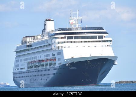 2 aprile 2020, Fort Lauderdale, Florida, Stati Uniti d'America: FORT LAUDERDALE, FL - 2 APRILE: COVID-19 - due navi da crociera colpite dal coronavirus la MS Zaandam e la MS Rotterdam sono approdate al molo di Port everglades Foirda con morti e malati a bordo dopo settimane in mare. La sig.ra Zaandam e la sig.ra Rotterdam sono navi da crociera possedute e gestite dalla Holland America Line, che prende il nome dalle città dei Paesi Bassi il 2 aprile 2020 a Port Everglades a Fort Lauderdale, Florida. Persone: Sig.ra Zaandam (immagine di credito: © SMG via ZUMA Wire) Foto Stock
