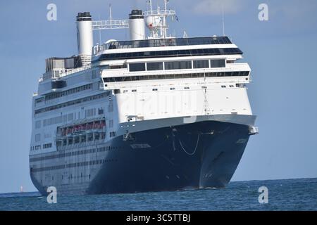2 aprile 2020, Fort Lauderdale, Florida, Stati Uniti d'America: FORT LAUDERDALE, FL - 2 APRILE: COVID-19 - due navi da crociera colpite dal coronavirus la MS Zaandam e la MS Rotterdam sono approdate al molo di Port everglades Foirda con morti e malati a bordo dopo settimane in mare. La sig.ra Zaandam e la sig.ra Rotterdam sono navi da crociera possedute e gestite dalla Holland America Line, che prende il nome dalle città dei Paesi Bassi il 2 aprile 2020 a Port Everglades a Fort Lauderdale, Florida..persone: (Credit Image: © SMG via ZUMA Wire) Foto Stock