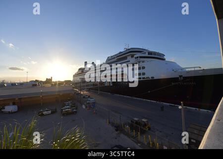 2 aprile 2020, Fort Lauderdale, Florida, Stati Uniti d'America: FORT LAUDERDALE, FL - 2 APRILE: COVID-19 - due navi da crociera colpite dal coronavirus la MS Zaandam e la MS Rotterdam sono approdate al molo di Port everglades Foirda con morti e malati a bordo dopo settimane in mare. La sig.ra Zaandam e la sig.ra Rotterdam sono navi da crociera possedute e gestite dalla Holland America Line, che prende il nome dalle città dei Paesi Bassi il 2 aprile 2020 a Port Everglades a Fort Lauderdale, Florida..persone: (Credit Image: © SMG via ZUMA Wire) Foto Stock