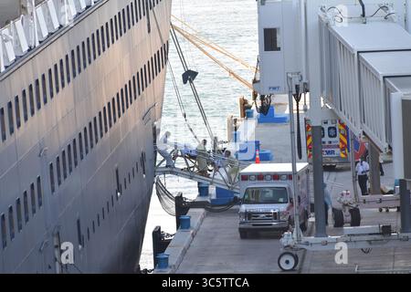 2 aprile 2020, Fort Lauderdale, Florida, Stati Uniti d'America: FORT LAUDERDALE, FL - 2 APRILE: COVID-19 - due navi da crociera colpite dal coronavirus la MS Zaandam e la MS Rotterdam sono approdate al molo di Port everglades Foirda con morti e malati a bordo dopo settimane in mare. La sig.ra Zaandam e la sig.ra Rotterdam sono navi da crociera possedute e gestite dalla Holland America Line, che prende il nome dalle città dei Paesi Bassi il 2 aprile 2020 a Port Everglades a Fort Lauderdale, Florida..persone: (Credit Image: © SMG via ZUMA Wire) Foto Stock