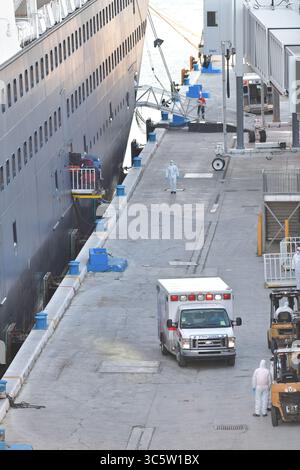 2 aprile 2020, Fort Lauderdale, Florida, Stati Uniti d'America: FORT LAUDERDALE, FL - 2 APRILE: COVID-19 - due navi da crociera colpite dal coronavirus la MS Zaandam e la MS Rotterdam sono approdate al molo di Port everglades Foirda con morti e malati a bordo dopo settimane in mare. La sig.ra Zaandam e la sig.ra Rotterdam sono navi da crociera possedute e gestite dalla Holland America Line, che prende il nome dalle città dei Paesi Bassi il 2 aprile 2020 a Port Everglades a Fort Lauderdale, Florida..persone: (Credit Image: © SMG via ZUMA Wire) Foto Stock