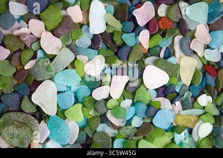 sfondo di ciottoli di vetro multicolore sparsi. Foto Stock