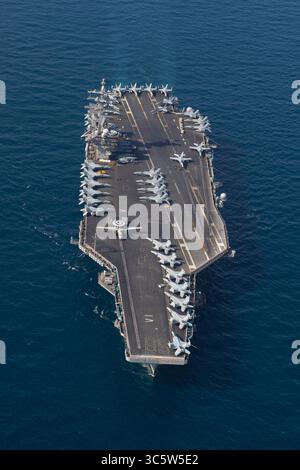 2 aprile 2020, USS Eisenhower, Stati Uniti: La portaerei classe Nimitz della US Navy USS Dwight D. Eisenhower durante il transito il 2 aprile 2020 nel Mar Arabico. (Immagine di credito: © Brennen Easter/U.S. Navy/Planet Pix tramite cavo ZUMA) Foto Stock