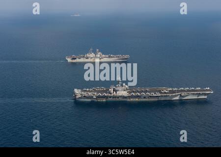 2 aprile 2020, USS Eisenhower, Stati Uniti: La portaerei classe Nimitz USS Dwight D. Eisenhower e la nave d'assalto anfibia USS Bataan transitano fianco a fianco il 2 aprile 2020 nel Mar Arabico. (Immagine di credito: © Brennen Easter/U.S. Navy/Planet Pix tramite cavo ZUMA) Foto Stock