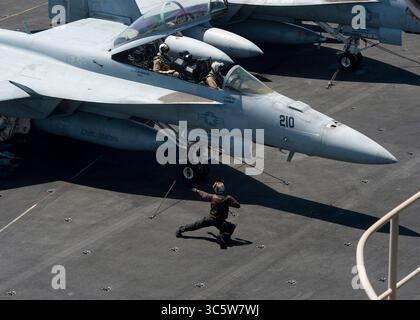 10 marzo 2020, USS Harry S. Truman, Stati Uniti: Un marinaio della US Navy completa i controlli pre-volo su un F/A-18F Super Hornet assegnato al Fighting Checkmates dello Strike Fighter Squadron 211, mentre si prepara al lancio dal ponte di volo della portaerei classe Nimitz USS Harry S. Truman a sostegno dell'operazione Inherent Resolve 10 marzo 2020 nel Mar Arabico. (Immagine di credito: © Brandon Fryman/U.S. Navy/Planet Pix tramite cavo ZUMA) Foto Stock