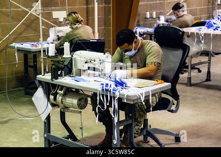 1 aprile 2020 - Joint base Lewis-McChord, Washington, USA - Parachute Riggers with 1st Special Forces Group (Airborne), Group Support Battalion, cucire maschere chirurgiche per pazienti medici presso Joint base Lewis-McChord, Washington, 1 aprile 2020. (Immagine di credito: © Adam Armstrong/U.S. Esercito/ZUMAPRESS.com) Foto Stock