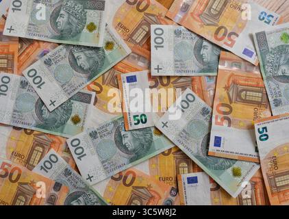 4 aprile 2020, Polonia: In questa foto un centinaio di zloty polacchi e cinquanta banconote in euro..gli specialisti in valuta sottolineano che l'indebolimento dello zloty polacco è dovuto alla forza del dollaro statunitense. . Nell'ultimo mese, i tassi di cambio â‚¬/PLN a circa 4,50-4,60, sono i più deboli dal 2009. (Immagine di credito: © Cezary Kowalski/SOPA Images via ZUMA Wire) Foto Stock