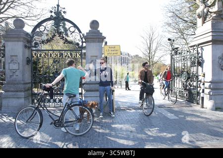 5 aprile 2020, Amsterdam, Paesi Bassi: Abitanti del posto che si divertono durante una giornata di sole al Vondelpark il 5 aprile 2020 ad Amsterdam, Paesi Bassi. Residenti locali contrariamente alla richiesta del governo olandese di rimanere a casa, misure più severe per combattere la diffusione del coronavirus, nei parchi, nelle strade e negli spazi pubblici, le persone devono praticare il distanziamento sociale e mantenere 1,5 metri, questo per un gruppo di tre o più persone (che non sono familiari), verrà emessa una multa di 400 euro. (Immagine di credito: © Paulo Amorim/VW Pics tramite filo ZUMA) Foto Stock