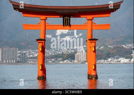 Grande porta Torii di Miyajima che galleggia nel Mar del Giappone Foto Stock