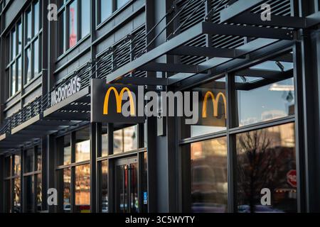 19 dicembre 2019, Chicago, Illinois, Stati Uniti: McDonald's sede globale nel quartiere Fulton Market di Chicago il 19 dicembre 2019. il presidente e CEO di McDonaldâ, Chris Kempczinski, dimezzerà il suo stipendio base, mentre le vendite di ristoranti sono crollate il mese scorso a causa della COVID-19. (Immagine di credito: © TNS via cavo ZUMA) Foto Stock