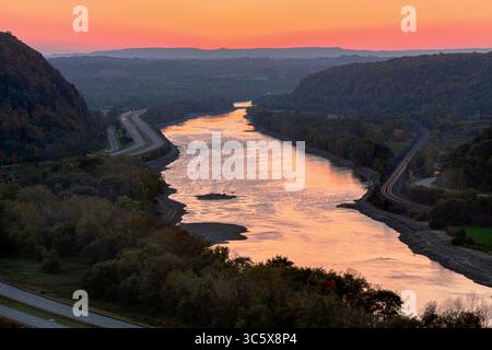 Tramonto sul fiume Mohawk e sul canale Erie, la i-90 e la linea ferroviaria principale adiacente, vista dal "naso", Montgomery County, New York State, USA. Foto Stock