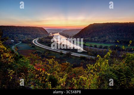 Tramonto sul fiume Mohawk e sul canale Erie, la i-90 e la linea ferroviaria principale adiacente, vista dal "naso", Montgomery County, New York State, USA. Foto Stock