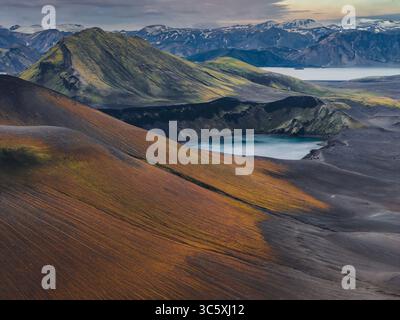 Vista aerea del terreno vulcanico islandese con il lago Crater Foto Stock
