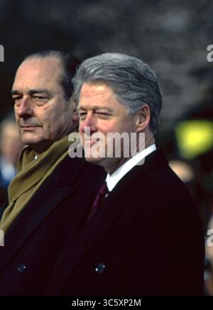 1° febbraio 1996 - Washington, DC, USA - il presidente statunitense BILL CLINTON, Right, e il presidente francese JACQUES CHIRAC stanno insieme sul podio del South Lawn della Casa Bianca, pronunciando le loro osservazioni durante la cerimonia ufficiale di arrivo dello Stato per il capo di Stato francese. (Immagine di credito: © Mark Reinstein/ZUMA Wire) Foto Stock
