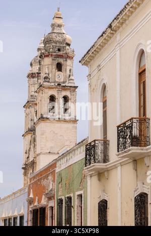 Splendida architettura coloniale spagnola nel centro della città di Campeche, Messico. Foto Stock