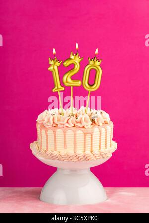 Torta rosa per festeggiare il compleanno con la candela numero 120 Foto Stock