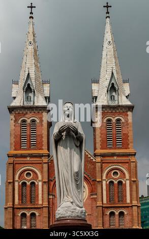 7 novembre 2006, ho chi Minh City, Vietnam: La statua della Vergine Maria, che si presume abbia versato lacrime, si erge davanti alla basilica della cattedrale di Notre-Dame nella città di ho chi Minh (ex Saigon), Viet Nam. (Immagine di credito: © Arnold Drapkin/ZUMA Wire) Foto Stock