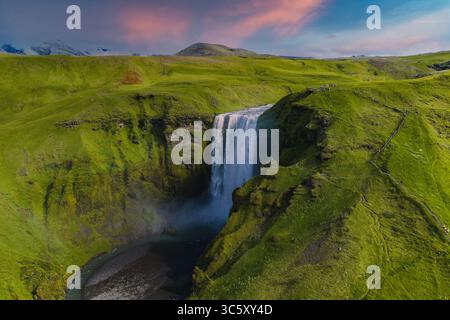 Veduta aerea della cascata di Skogafoss con il vibrante cielo in Islanda Foto Stock