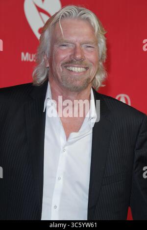 LOS ANGELES, CA - 10 FEBBRAIO: Sir Richard Branson arriva al MusiCares Person of the Year Tribute to Paul McCartney 2012 tenutosi al Los Angeles Convention Center il 10 febbraio 2012 a Los Angeles, California ..persone: Sir Richard Branson. (Immagine di credito: © SMG via ZUMA Wire) Foto Stock