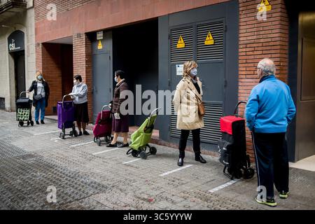 22 aprile 2020, Barcellona, Catalogna, Spagna: Al mattino presto le persone si mettono in fila mantenendo la distanza di sicurezza per accedere a un supermercato di Barcellona. La Spagna inizierà la deescalation delle misure per il coronavirus senza conoscere l'incidenza dell'epidemia, le morti per coronavirus si stabilizzeranno con 435 nelle ultime 24 ore. (Immagine di credito: © Jordi Boixareu/ZUMA Wire) Foto Stock