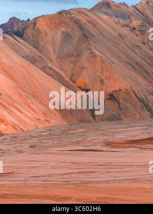 I colorati Monti Rhyoliti di Landmannalaugar nelle Highlands islandesi Foto Stock