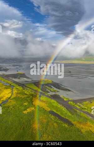 Vista aerea dell'arcobaleno sul fiume intrecciato e sul paesaggio vulcanico Foto Stock