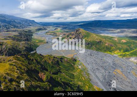 Vista aerea del fiume intrecciato e delle Green Hills nella Valle islandese Foto Stock