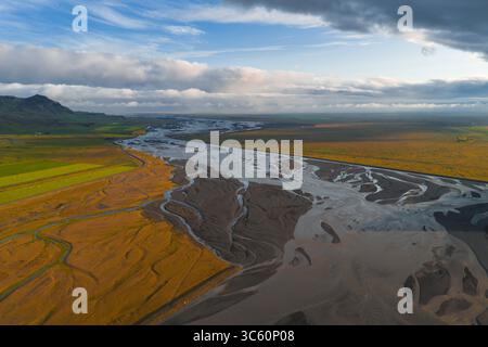 Vista aerea del sistema fluviale intrecciato e dei campi in Islanda Foto Stock