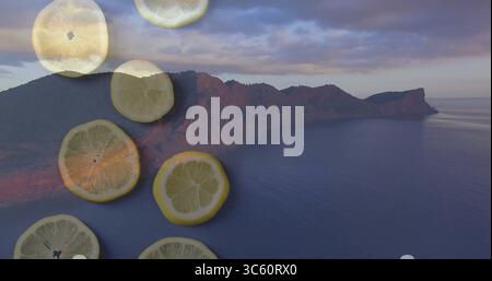 Caratterizzata da un'aspra penisola di montagna che si protende in un mare tranquillo al crepuscolo, con fette di limone traslucide Foto Stock