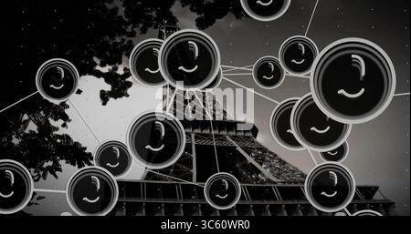 Con la Torre Eiffel che si innalza dalla base nel cielo notturno di Parigi, con rete e rami di alberi Foto Stock