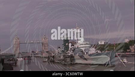 Ormeggio della nave da guerra HMS Belfast al molo di legno sul Tamigi, con Tower Bridge e piccola barca Foto Stock