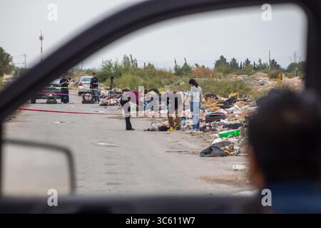 La polizia indaga su una scena del crimine a Ciudad Juarez, una città afflitta dalla violenza urbana. Foto Stock