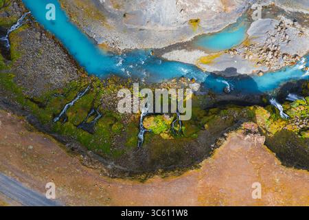 Vista aerea del fiume Turchese e del terreno coperto dal muschio in Islanda Foto Stock