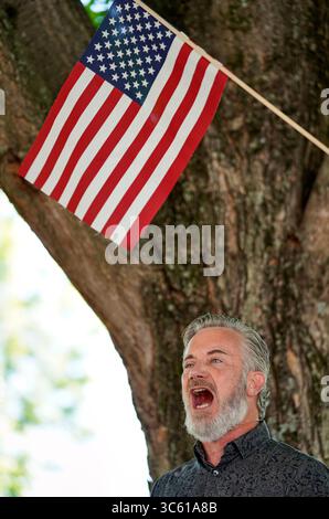 2 maggio 2020, Morganton, Carolina del Nord, Stati Uniti: Un manifestante grida parti del primo emendamento della Costituzione degli Stati Uniti alla folla come parte di una protesta ReOpenNC che ha attirato oltre 50 persone nell'area del centro chiedendo al governatore della Carolina del Nord Roy Cooper di allentare le restrizioni sugli affari insieme ai diritti e alle libertà personali durante la pandemia di COVID-19. Le proteste sono iniziate in tutti gli Stati Uniti sperando di revocare le restrizioni alla libertà aziendale e individuale messe in atto dagli ordini esecutivi a seguito della pandemia. (Immagine di credito: © Rusty Jones/ZUMA Wire) Foto Stock