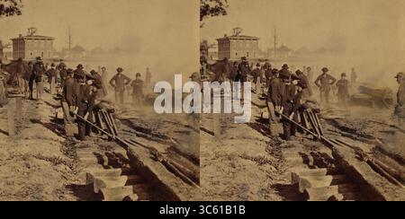 25 febbraio 2020, Atlanta, Georgia, Stati Uniti: Gruppo di soldati dell'Unione che strappano i binari della Confederate Railroad prima di evacuare Atlanta, Georgia, carta stereo, foto di George N. Barnard, 14 novembre 1864 (Credit Image: © JT Vintage/Glasshouse via ZUMA Wire) Foto Stock